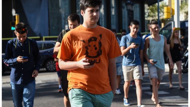 Jóvenes en la calle con teléfonos celulares