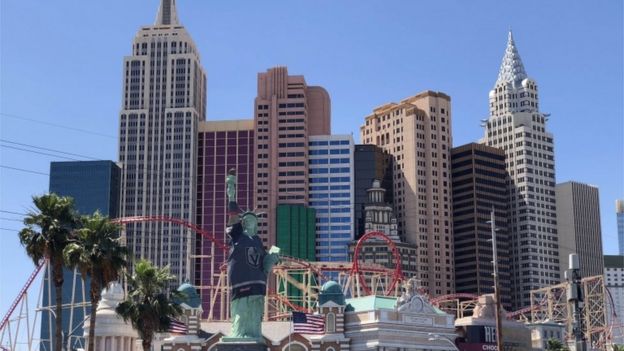 Estatua de la Libertad de Las Vegas vestida con camisa de equipo deportivo.