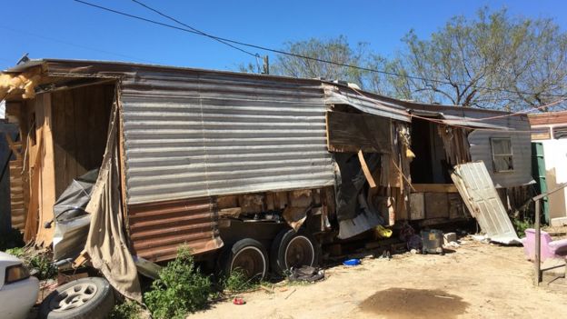 Casas-trailer estacionadas na cidade de Escobares sob dia ensolarado