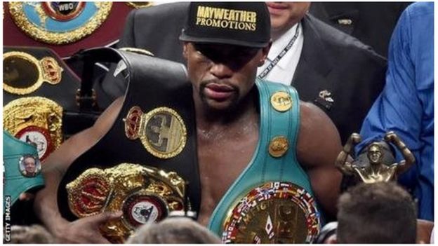 Floyd Mayweather akibeba mataji alioshinda kabla ya kustaafu 2015