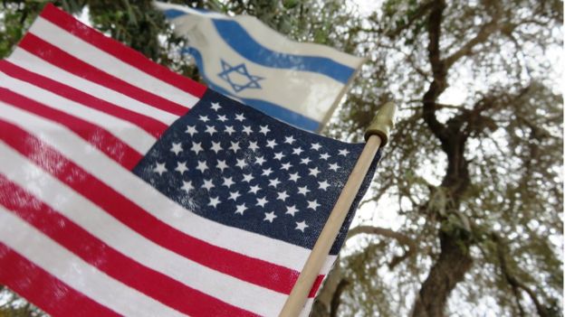 Bandeiras dos Estados Unidos e de Israel hasteadas