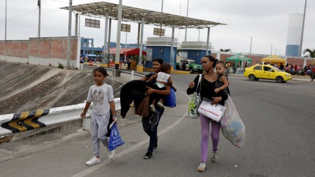 venezolanos andan hacia la frontera con PerÃº.