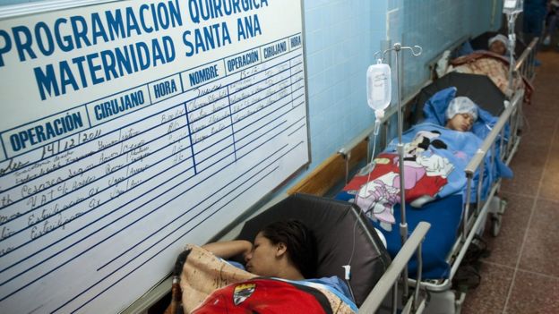 Mujeres en el pasillo de un hospital