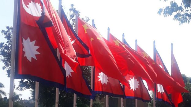 चिनियाँ र नेपाली झण्डा
