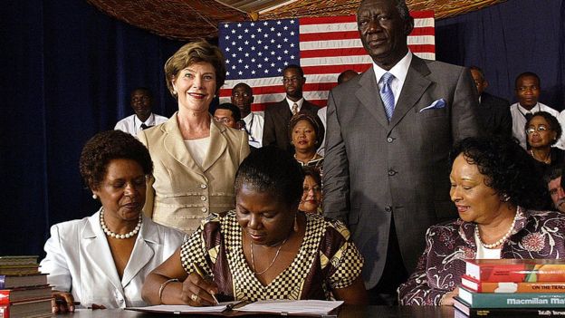 Ohene (no centro), sentada à mesa, rodeada pelo então presidente de Gana, John Kufuor, e Laura Bush em 2006