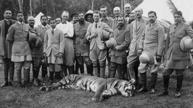 Foto datada de 18 de dezembro de 1921: Edward VIII posa com tigre morto durante um tour no Nepal