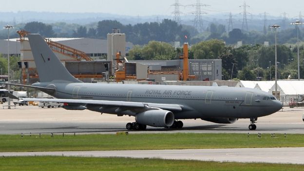 RAF Voyager: New £900,000 paintwork for PM's plane completed - BBC News