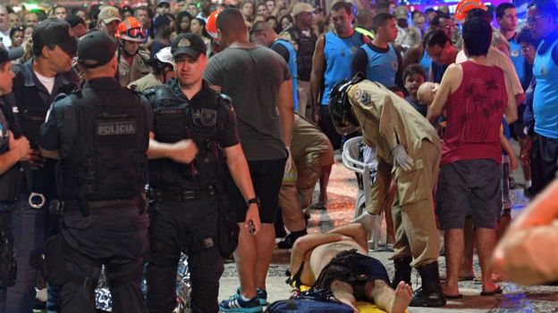 Policiais, bombeiros e pedestres observam momentos posteriores ao atropelamento em Copacabana