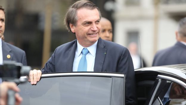 Bolsonaro sorri ao sair de carro