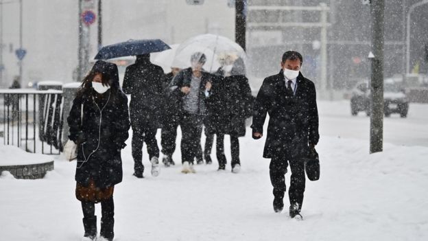 Pessoas caminham em Hokkaido, Japão