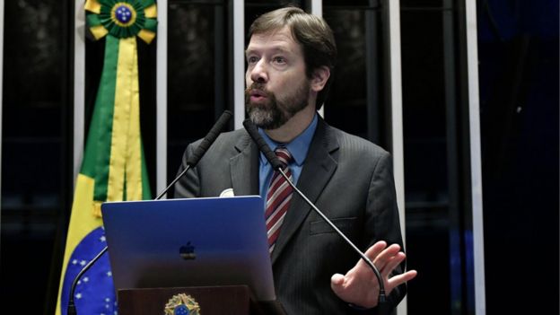 Carlos Rittl fala ao microfone no Senado