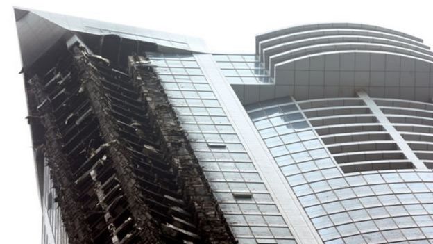 Lớp ốp ngoài được cho là nguyên nhân vụ cháy tòa nhà Torch Tower ở Dubai năm 2015.