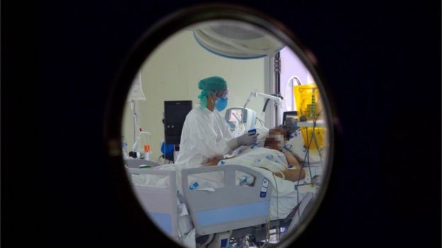 Un médico asiste a un paciente en la Unidad de Cuidados Intensivos de Madrid