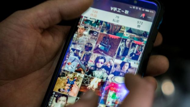 Geng Shuai mostrando sus videos en Kwai, una plataforma de videos en China