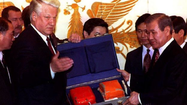 El expresidente ruso Boris Yeltsin con la caja negra del vuelo 007.