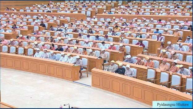 အန်အယ်လ်ဒီဟာ အဓိကကျတဲ့ အမတ်အင်အားစုကိုရထားပေမယ့် ဖွဲ့စည်းပုံပြင်ရေးအတွက်တော့ တခြားအစုအဖွဲ့တွေရဲ့ထောက်ခံမဲ မဖြစ်မနေလိုအပ်ပါတယ်။