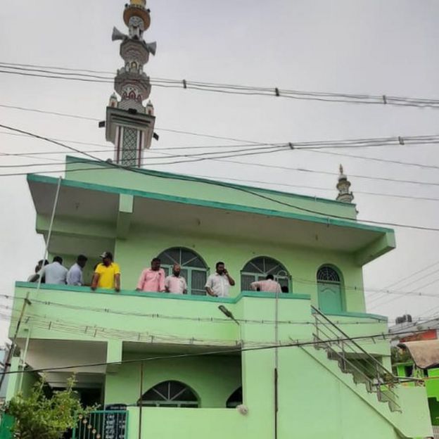 இந்து முன்னணி நிர்வாகி மீது தாக்குதல், பள்ளிவாசல் மீது பெட்ரோல் குண்டு வீச்சு - பதற்றமான சூழலில் கோவை நகரம்