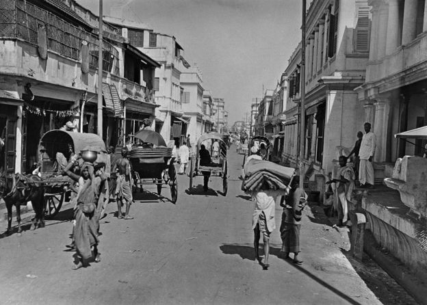 1935ஆம் ஆண்டு எடுக்கப்பட்ட இந்த புகைப்படம், அக்கால சென்னை நகர வீதியின் நடப்பை காட்டுகிறது.