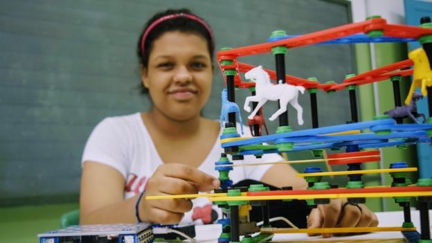 Julia, 14 anos e seu carrossel-robô; projeto melhorou leitura, interação com os colegas e autoestima