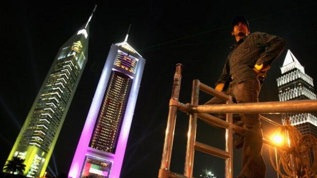 துபாயில் இரவுப் பணியில் ஓர் இந்தியத் தொழிலாளி