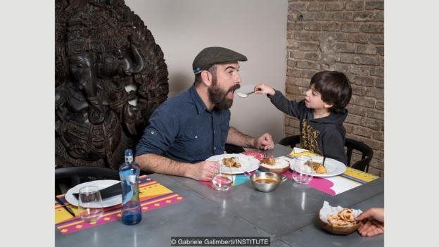 Kritikus restoran asal Barcelona, Jordi Luque, sering membawa anaknya yang berusia empat tahun, Rai, ke acara mencicip makanan sebagai cara untuk mengenalkan ke makanan enak.