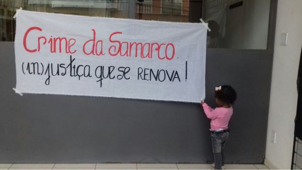 Sofia durante protesto feito por atingidos quando ação criminal contra Samarco foi suspensa pela Justiça, em agosto