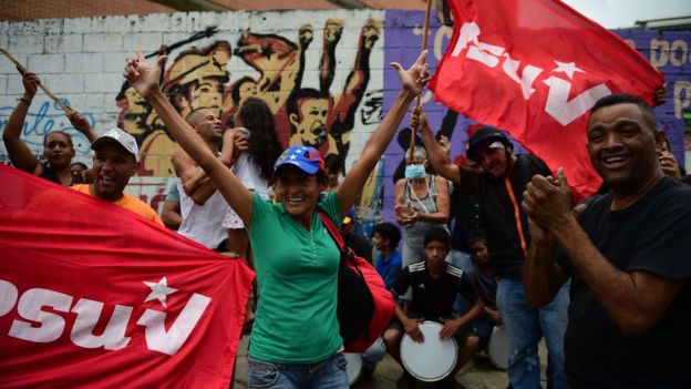 Seguidores del presidente Nicolás Maduro aparecieron en diferentes puntos de la marcha opositora hacia el oeste de la ciudad.