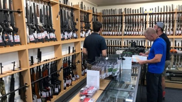Homens em loja de armas nos EUA