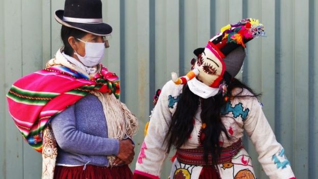 Peruanos com roupas tradicionais