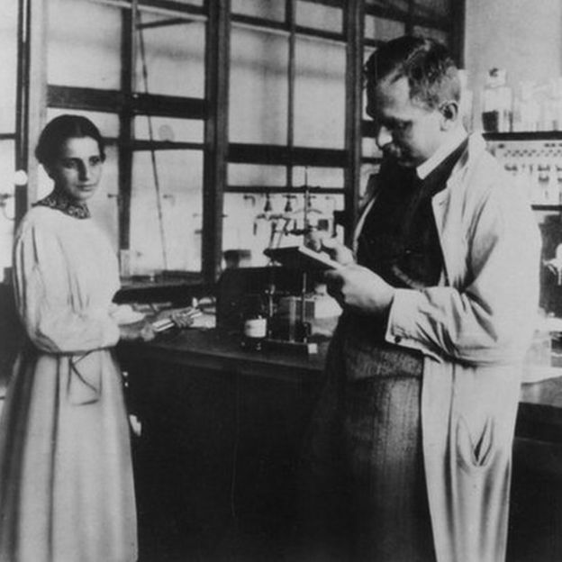 Lise Meitner (1878-1968) y Otto Hahn (1879-1968) en su laboratorio en Alemania en 1913. (Foto: Acc. 90-105 - Science Service, Records, 1920s-1970s, Smithsonian Institution Archives)