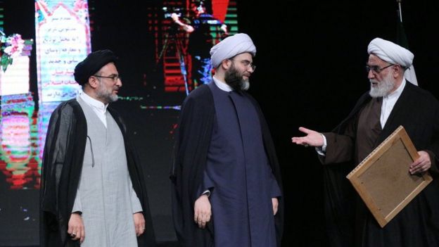 از راست: محمد محمدی گلپایگانی، رئیس دفتر آیت‌الله خامنه‌ای، محمد قمی و مهدی خاموشی