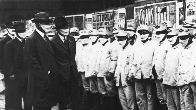Чиновники инспектируют уборщиков в Чикаго в дни эпидемии 1918 года