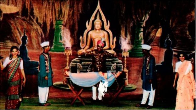 ইন্দ্রজাল শো নামে পরিচিত এই জাদু পি সি সরকার ১৯৫৫সালে প্যারিসে প্রদর্শন করছেন