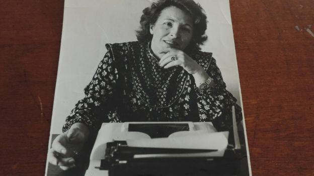 Cecília Prada em foto como jornalista