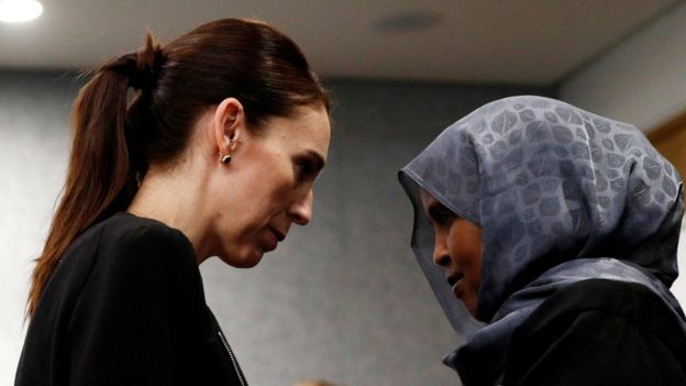 Ardern bir ilkyardım görevlisi ile