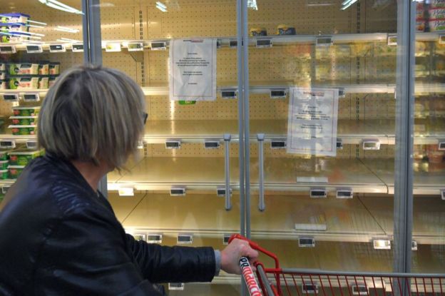 Un aviso en un supermercado francés sobre la falta de mantequilla.