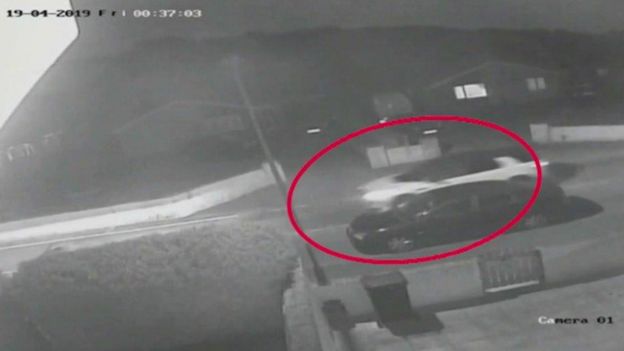 Imagen de una cámara de circuito cerrado (CCTV ) en a que se ve unos vehículos