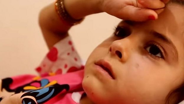 Niña en un hospital.