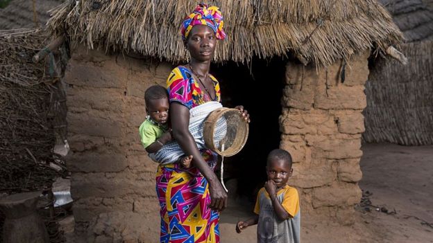 Mujer senegalesa con sus hijos.
