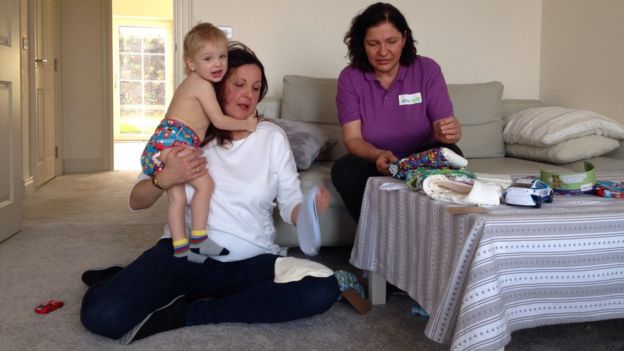 Laura Finnegan con una cliente y su bebé