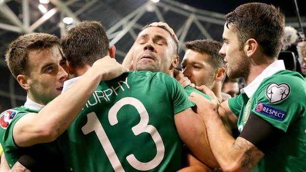 Jon Walters is congratulated by Seamus Coleman, Daryl Murphy, Wes Hoolahan and Robbie Brady after scoring his first-half penalty at the Aviva Stadium