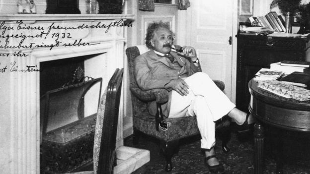 Einstein usando suas tradicionais sandálias