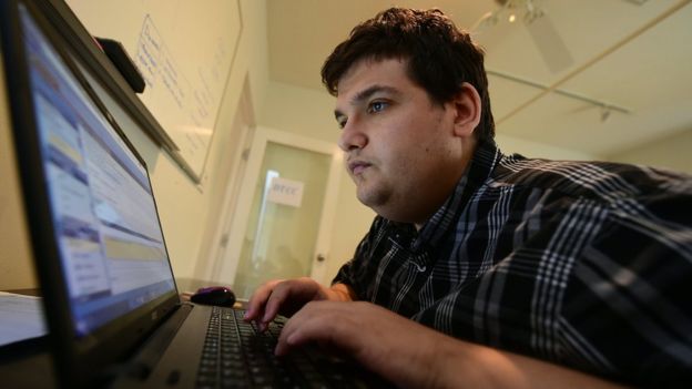 Corey Weiss, một người Mỹ bị chuẩn đoán chứng tự kỷ khi còn nhỏ, nay làm nhà phân tích cho hãng công nghệ MindSpark ở California, Mỹ.