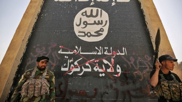 Ele geçirdikleri Havice kentinde IŞİD logosu önünde poz veren Haşdi Şabi milisleri