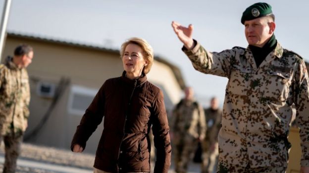 Foto da ministra de Defesa Ursula von der Leyen em visita às Forças alemãs no Afeganistão em dezembro