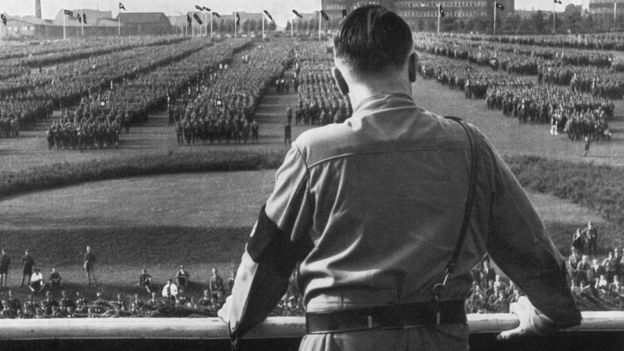 Adolf Hitler pasa revista a sus tropas en 1938.
