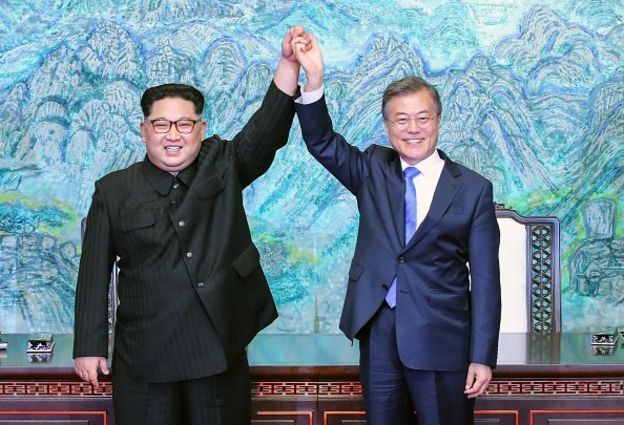 คิม จอง อึน กับ มุน แจ อิน จับมือกันชูขึ้น