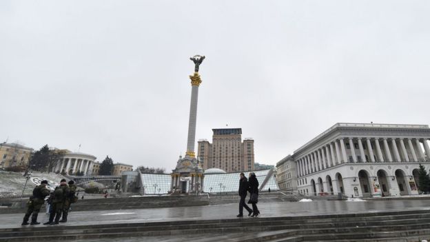 Над киевским Майданом Независимости доминирует стела Независимости (на фото). По воспоминаниям очевидцев, перед избиением активистов зажали в кольцо возле этого монумента