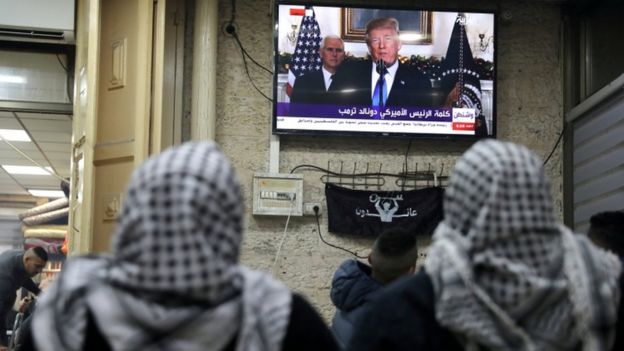فلسطینیان در بخش قدیمی بیتالمقدس سخنان رئیس جمهوری آمریکا را دنبال کردند. آنها گفتهاند خود را برای اعتراض گسترده در برابر این تصمیم آماده می کنند