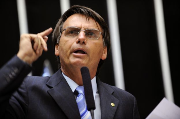 Retrato de Jair Bolsonaro na tribuna